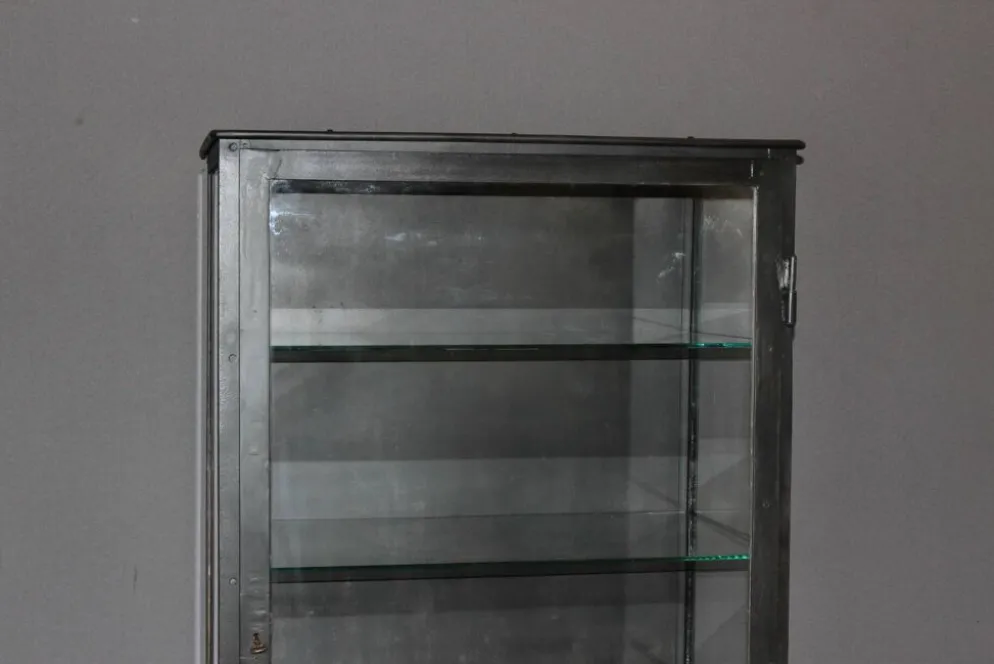 Vitrine en fer à patine noire vers 1920