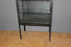 Vitrine en fer à patine noire vers 1920