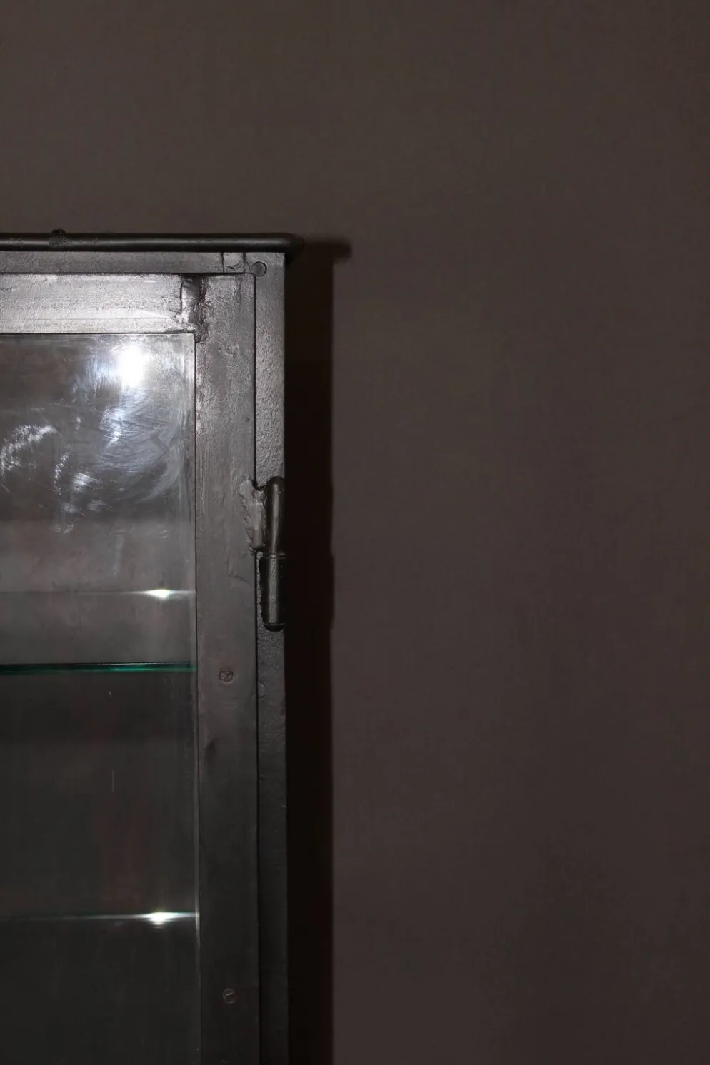 Vitrine en fer à patine noire vers 1920