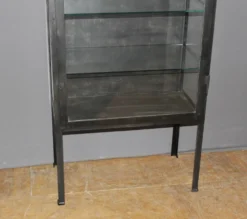 Vitrine en fer à patine noire vers 1920