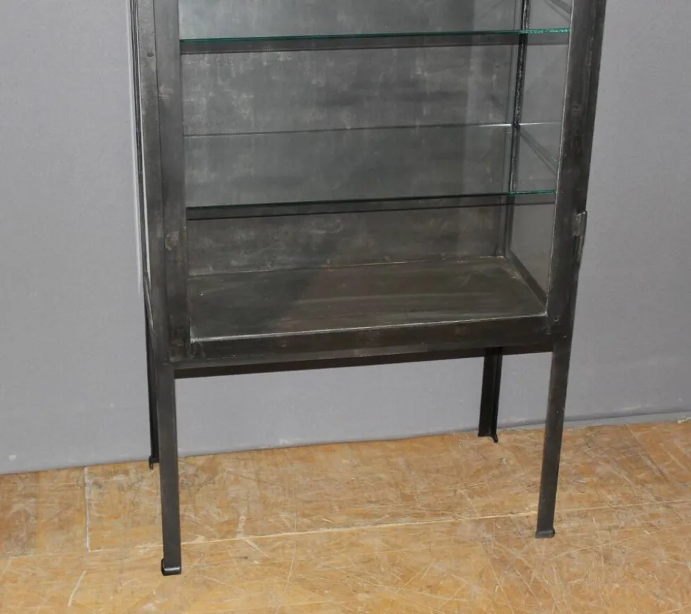 Vitrine en fer à patine noire vers 1920