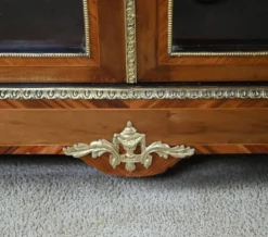 Vitrine en Marqueterie de Bois de Rose & Merisier, style Napoléon III- 2ème partie XIXe