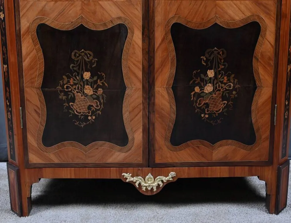 Vitrine en Marqueterie de Bois précieux, style Transition Louis XV Louis XV