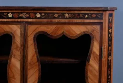 Vitrine en Marqueterie de Bois précieux, style Transition Louis XV Louis XV