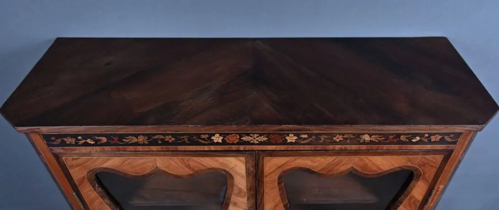 Vitrine en Marqueterie de Bois précieux, style Transition Louis XV Louis XV