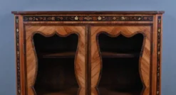 Vitrine en Marqueterie de Bois précieux, style Transition Louis XV Louis XV