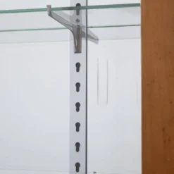 Vitrine en noyer blond à portes coulissantes en verre – XXe siècle