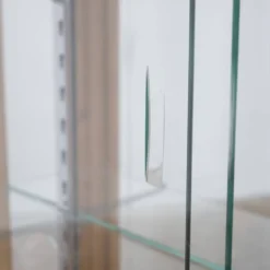 Vitrine en noyer blond à portes coulissantes en verre – XXe siècle