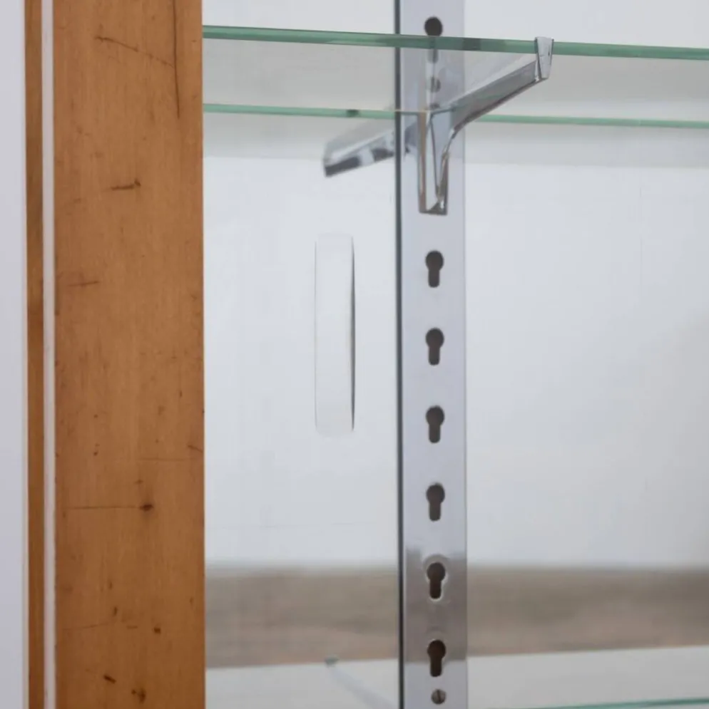 Vitrine en noyer blond à portes coulissantes en verre – XXe siècle