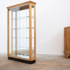 Vitrine en noyer blond à portes coulissantes en verre – XXe siècle