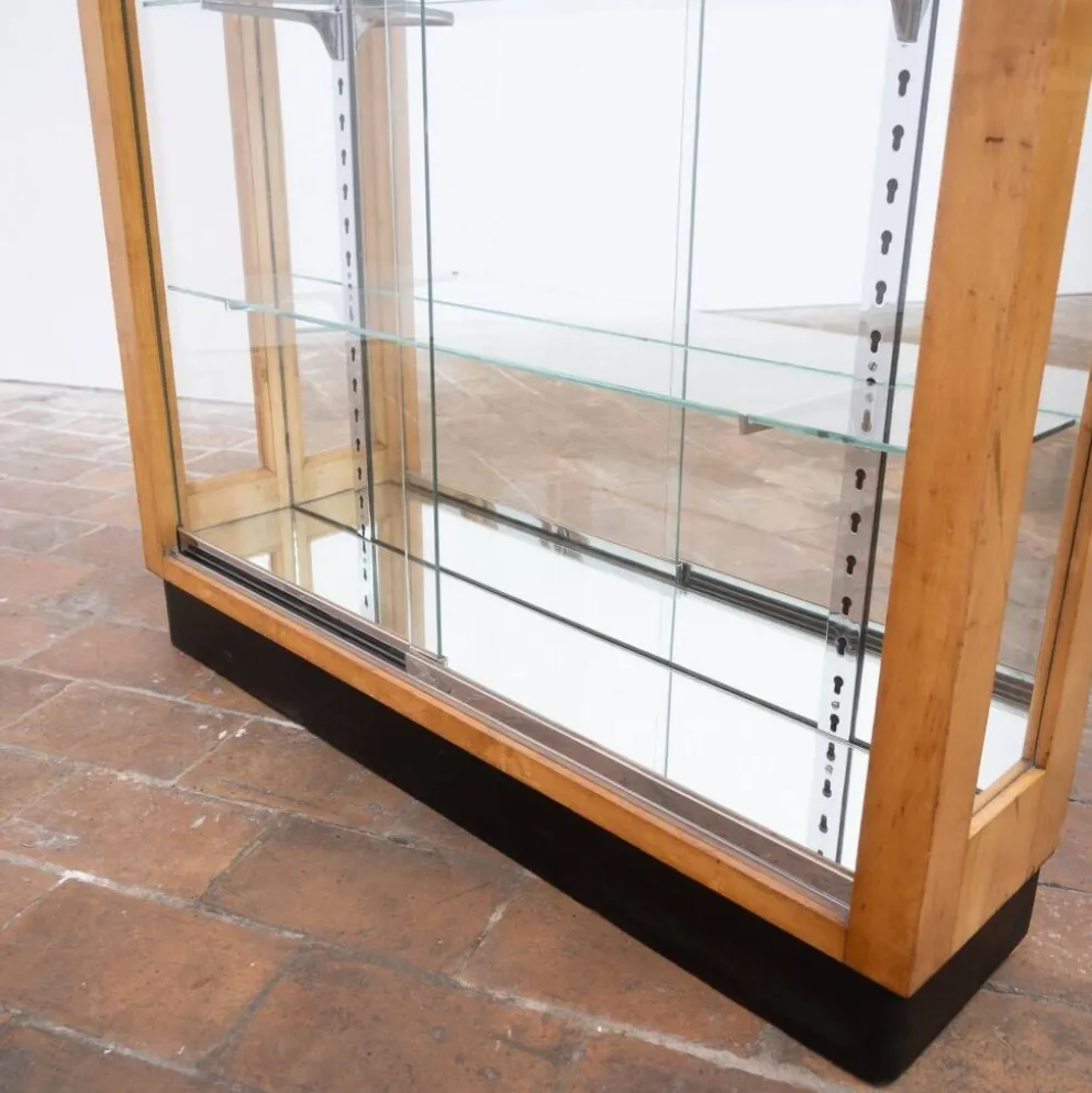 Vitrine en noyer blond à portes coulissantes en verre – XXe siècle