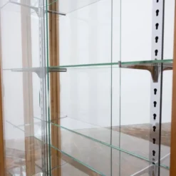 Vitrine en noyer blond à portes coulissantes en verre – XXe siècle