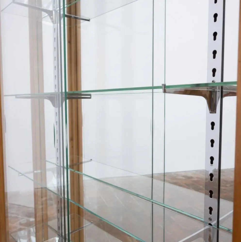 Vitrine en noyer blond à portes coulissantes en verre – XXe siècle