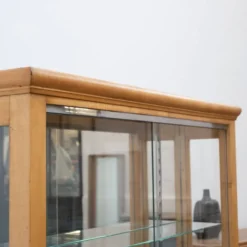 Vitrine en noyer blond à portes coulissantes en verre – XXe siècle