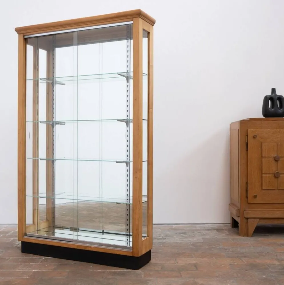Vitrine en noyer blond à portes coulissantes en verre – XXe siècle