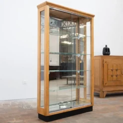 Vitrine en noyer blond à portes coulissantes en verre – XXe siècle