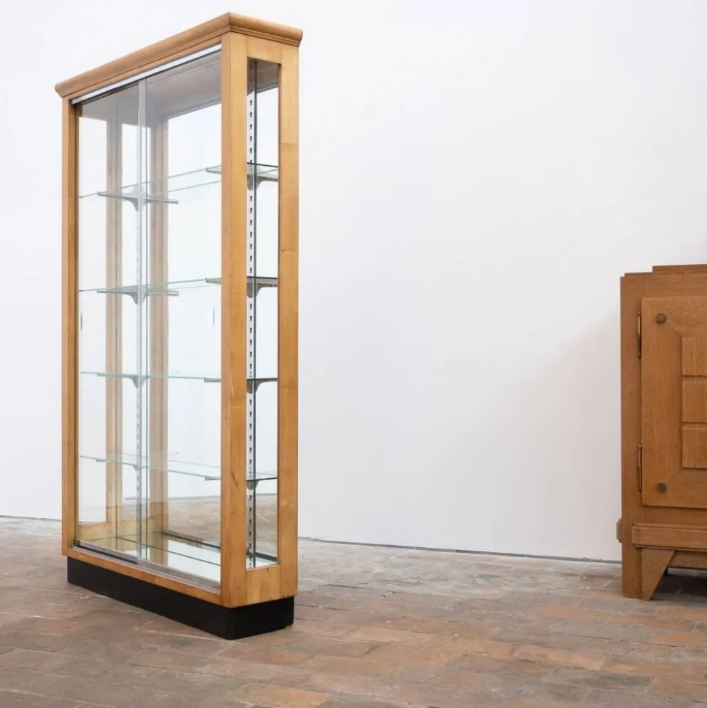 Vitrine en noyer blond à portes coulissantes en verre – XXe siècle