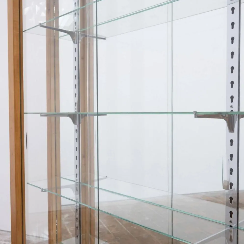 Vitrine en noyer blond à portes coulissantes en verre – XXe siècle