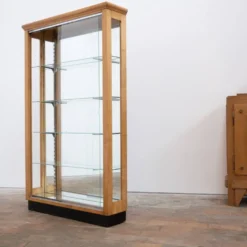 Vitrine en noyer blond à portes coulissantes en verre – XXe siècle
