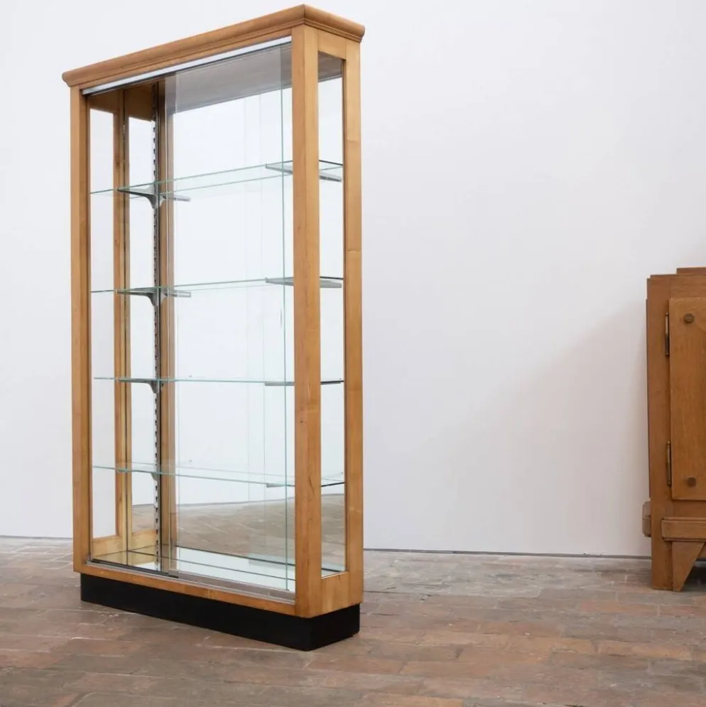 Vitrine en noyer blond à portes coulissantes en verre – XXe siècle