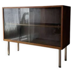 Vitrine en noyer des années 60 avec verre fumé.