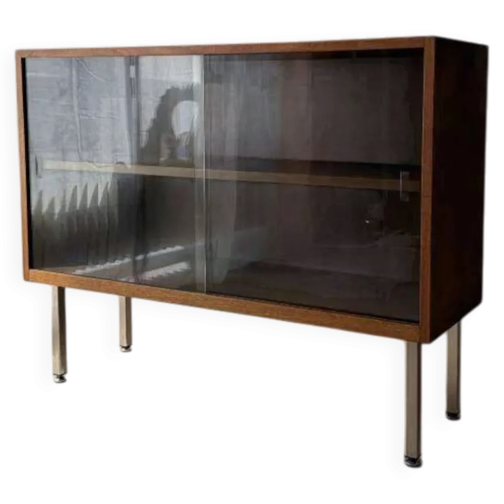 Vitrine en noyer des années 60 avec verre fumé.