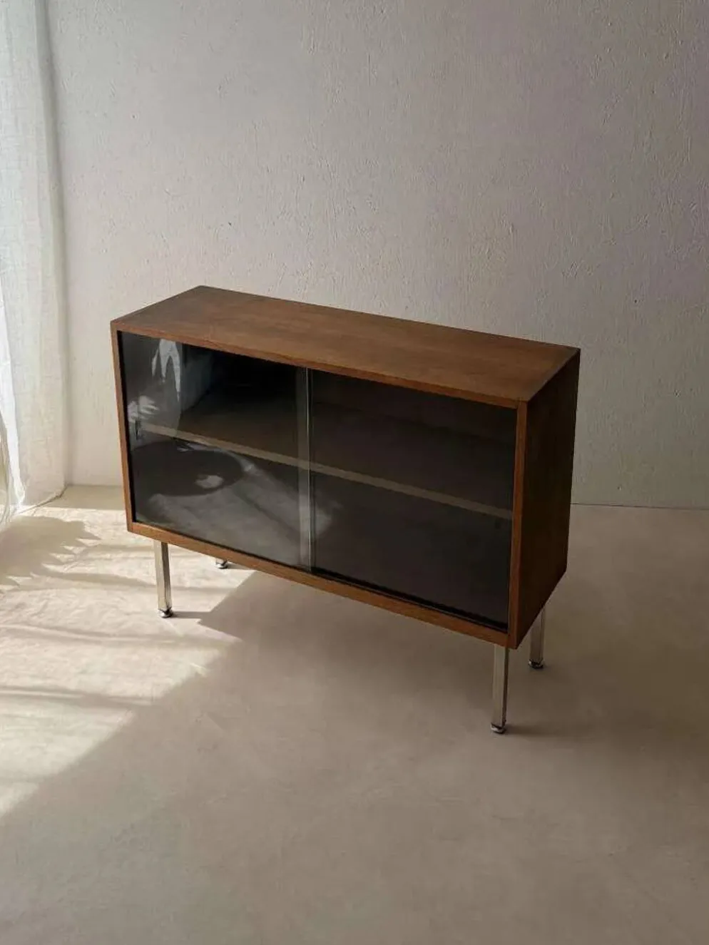 Vitrine en noyer des années 60 avec verre fumé.