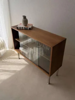 Vitrine en noyer des années 60 avec verre fumé.