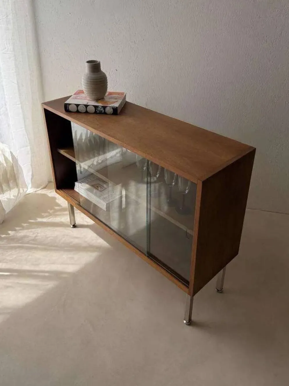 Vitrine en noyer des années 60 avec verre fumé.