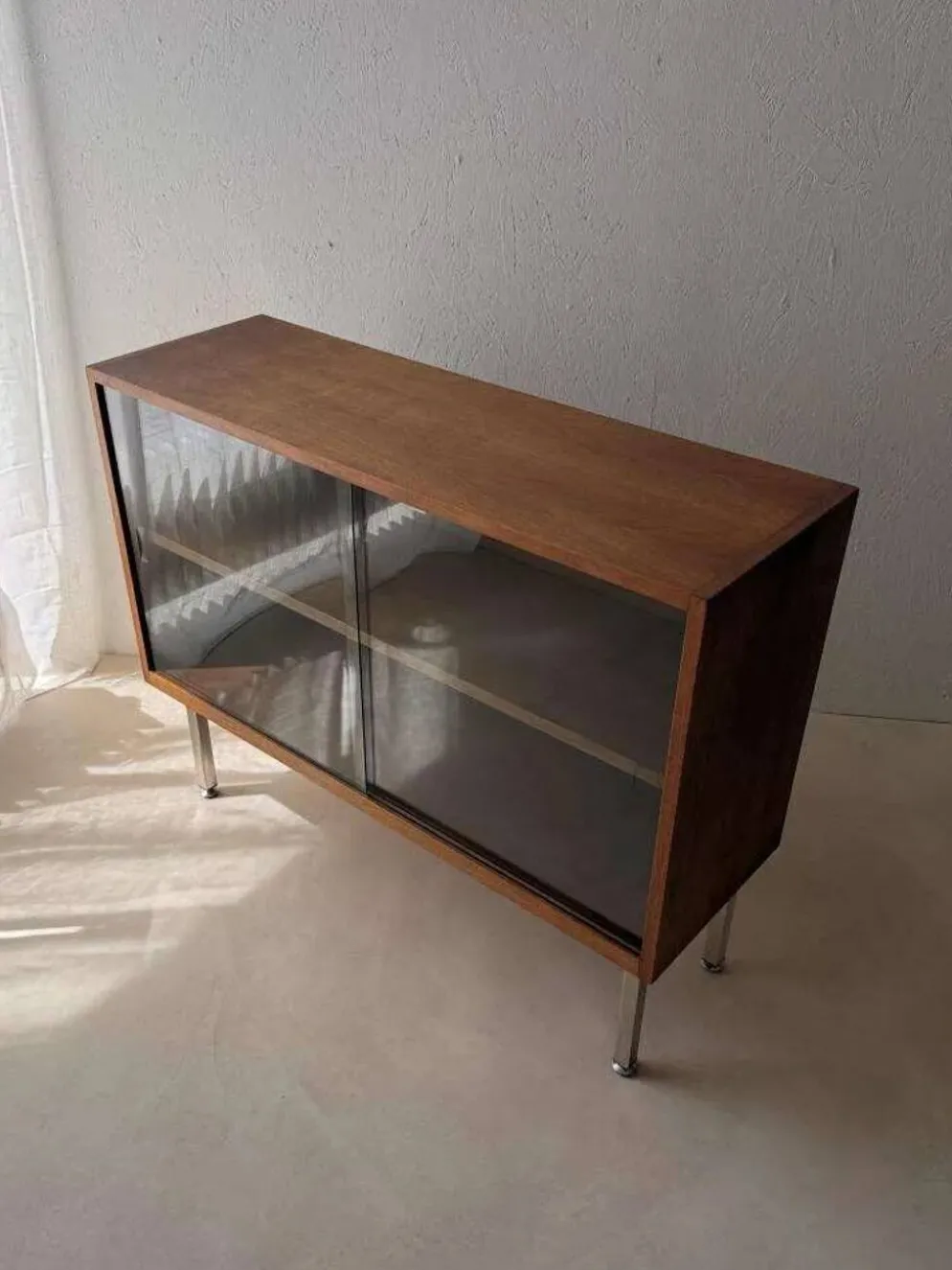 Vitrine en noyer des années 60 avec verre fumé.