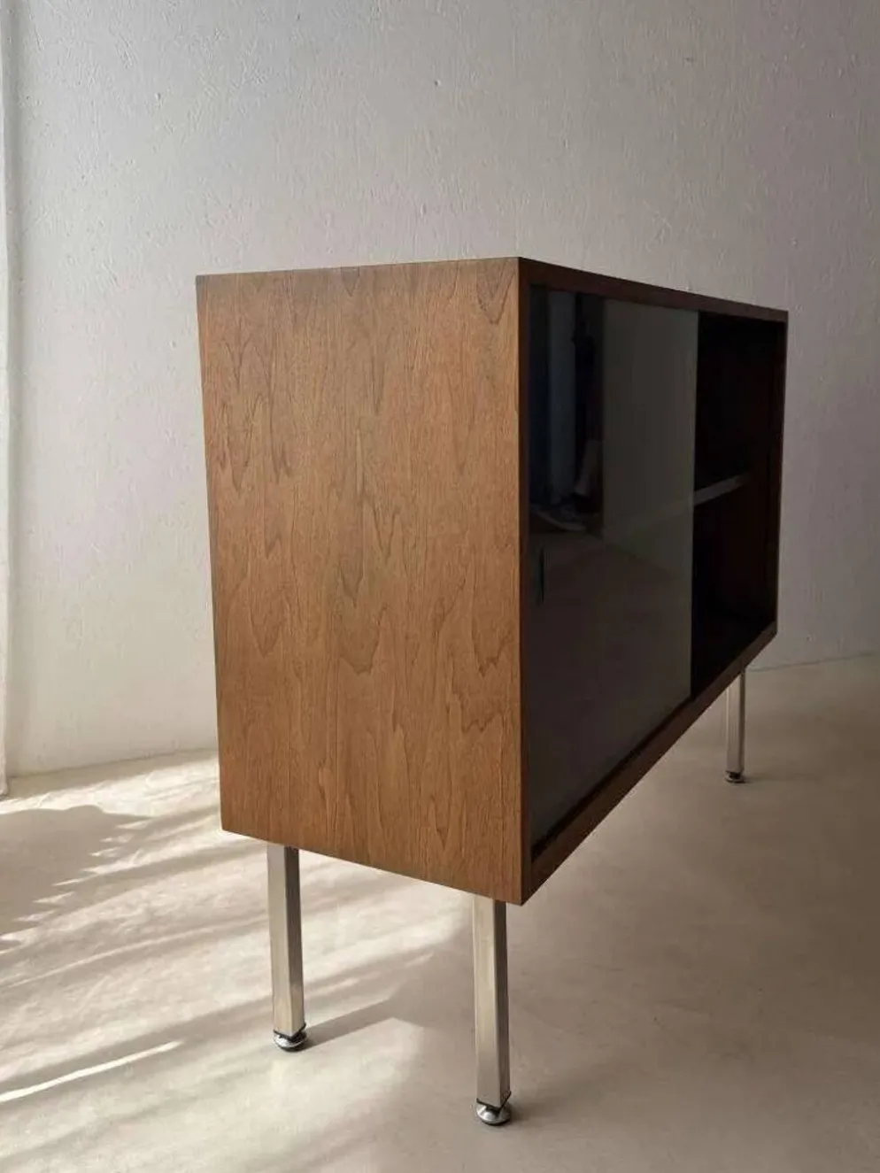 Vitrine en noyer des années 60 avec verre fumé.