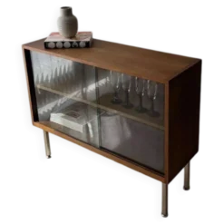 Vitrine en noyer des années 60 avec verre fumé.
