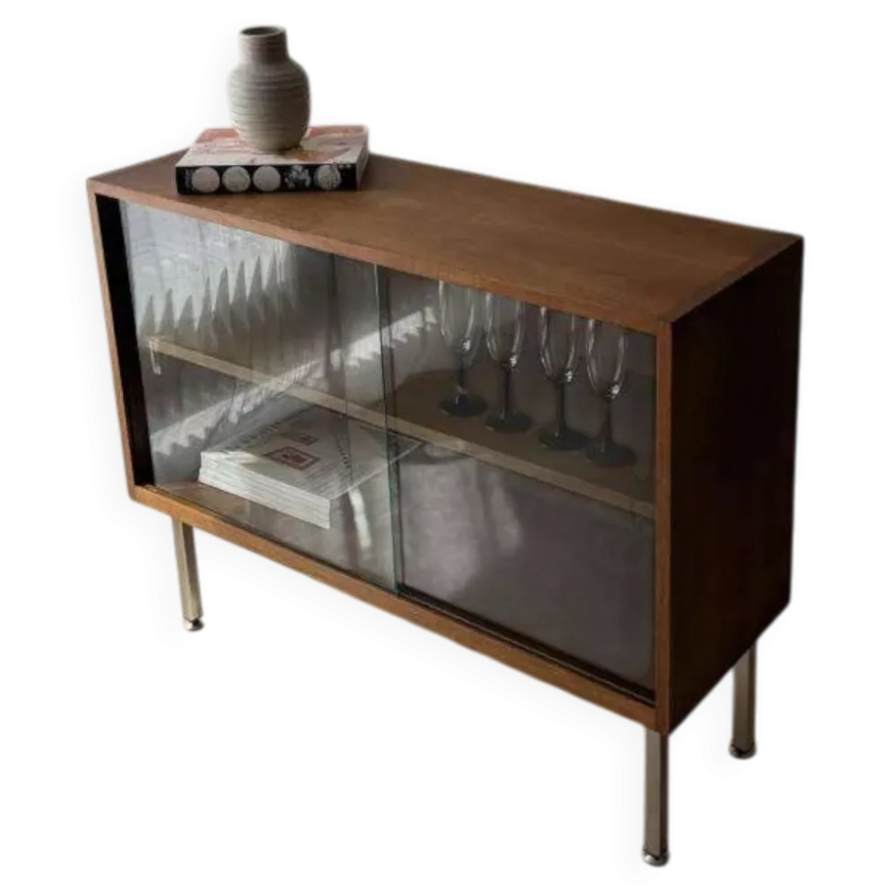 Vitrine en noyer des années 60 avec verre fumé.