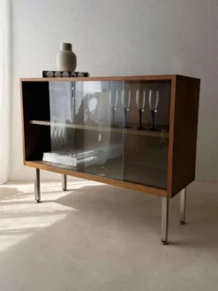 Vitrine en noyer des années 60 avec verre fumé.