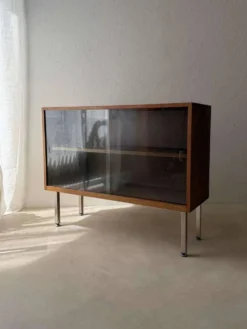 Vitrine en noyer des années 60 avec verre fumé.