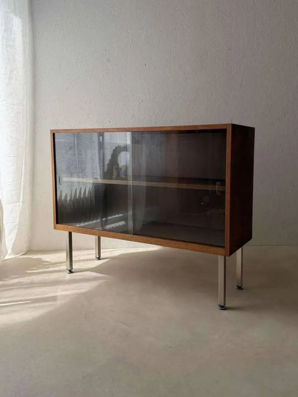Vitrine en noyer des années 60 avec verre fumé.