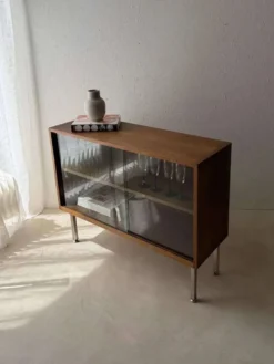 Vitrine en noyer des années 60 avec verre fumé.