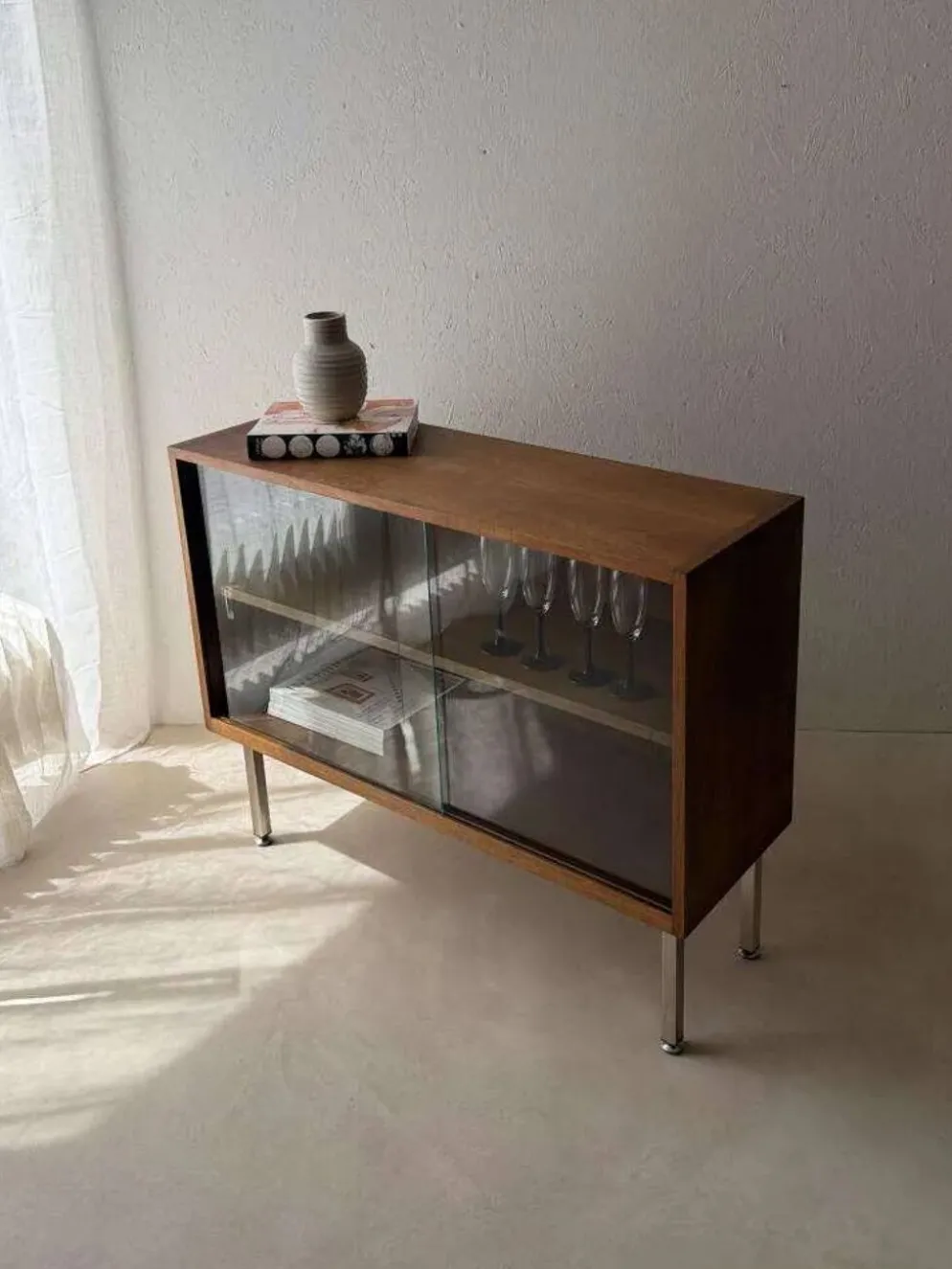 Vitrine en noyer des années 60 avec verre fumé.