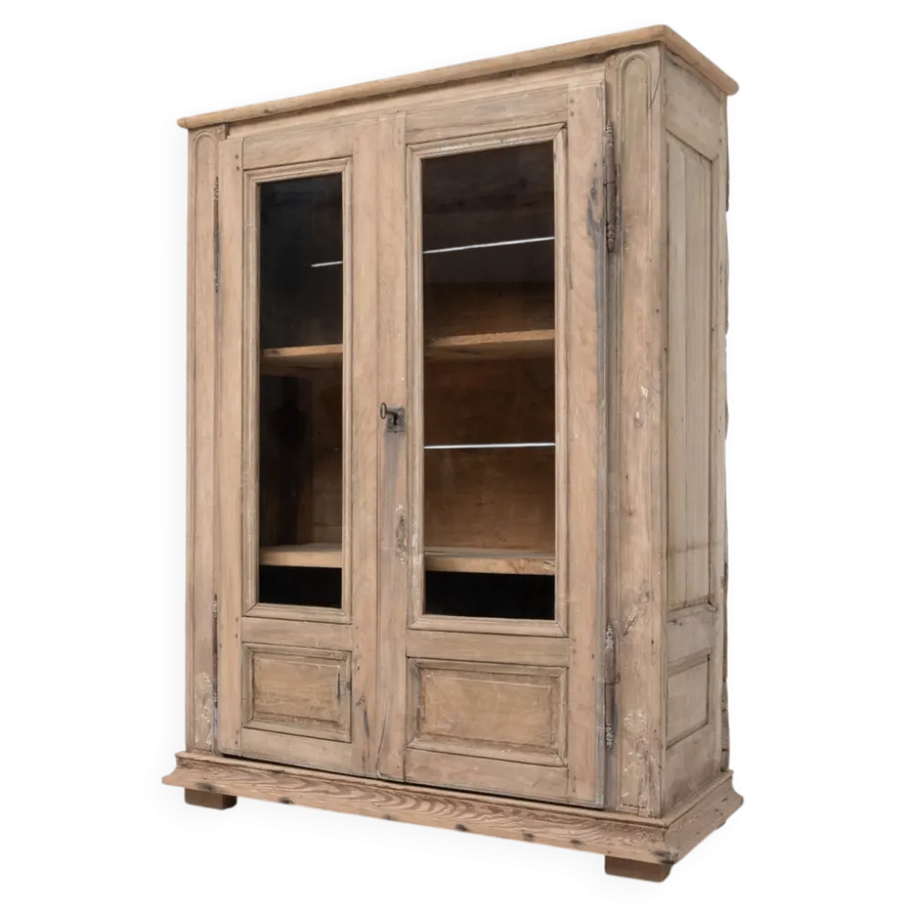 Vitrine en noyer à deux portes, 1880