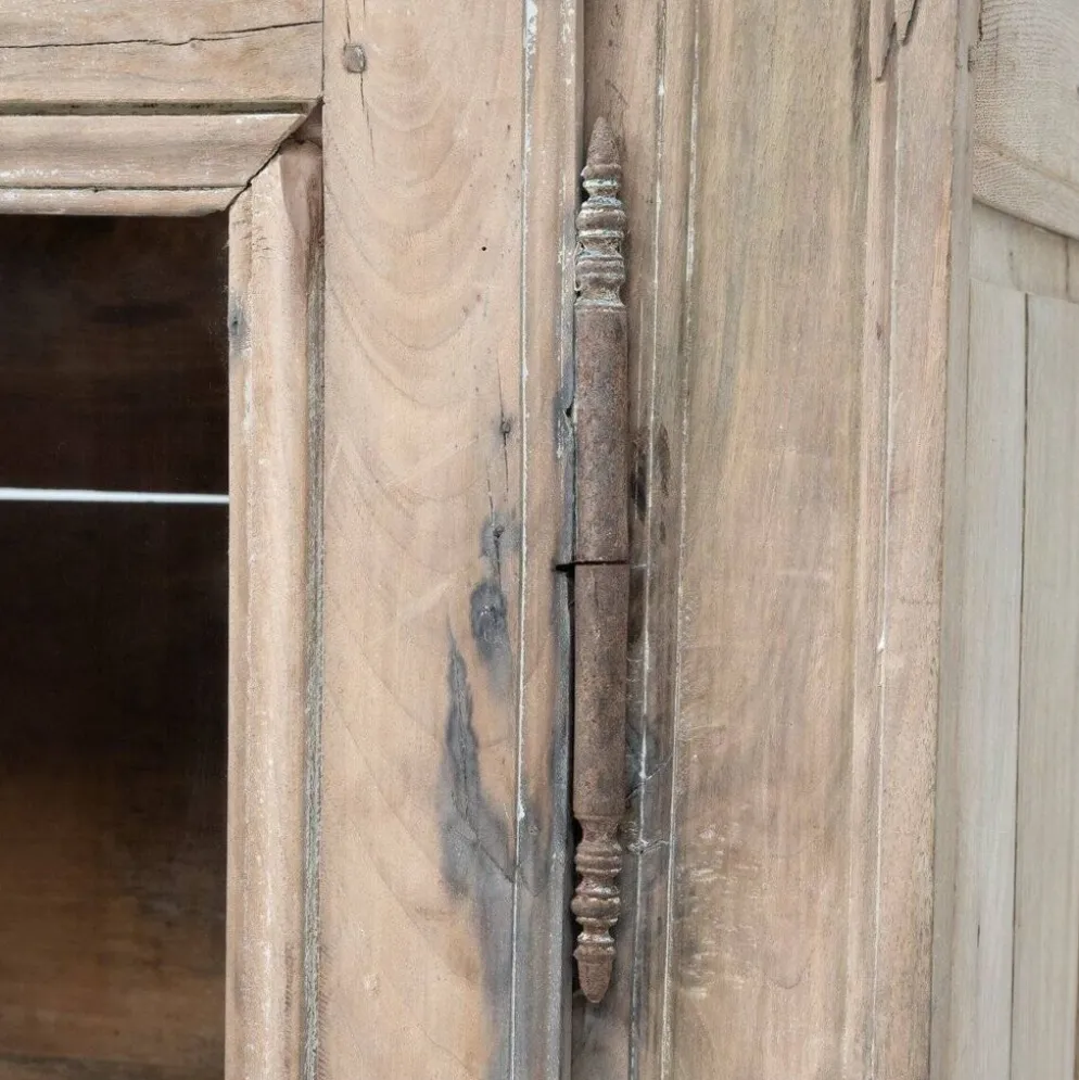 Vitrine en noyer à deux portes, 1880