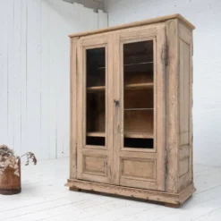 Vitrine en noyer à deux portes, 1880