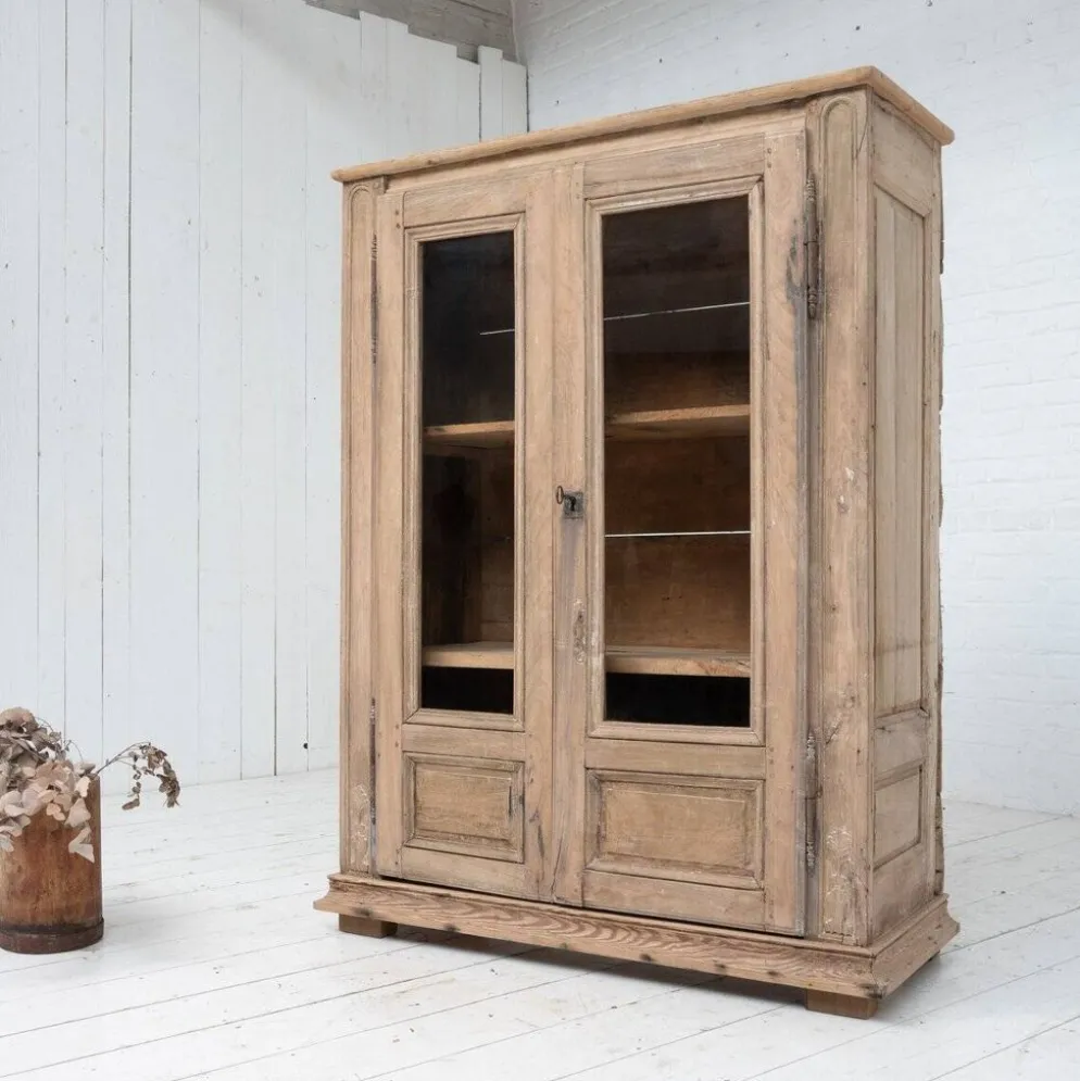 Vitrine en noyer à deux portes, 1880