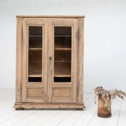 Vitrine en noyer à deux portes, 1880