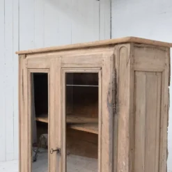 Vitrine en noyer à deux portes, 1880
