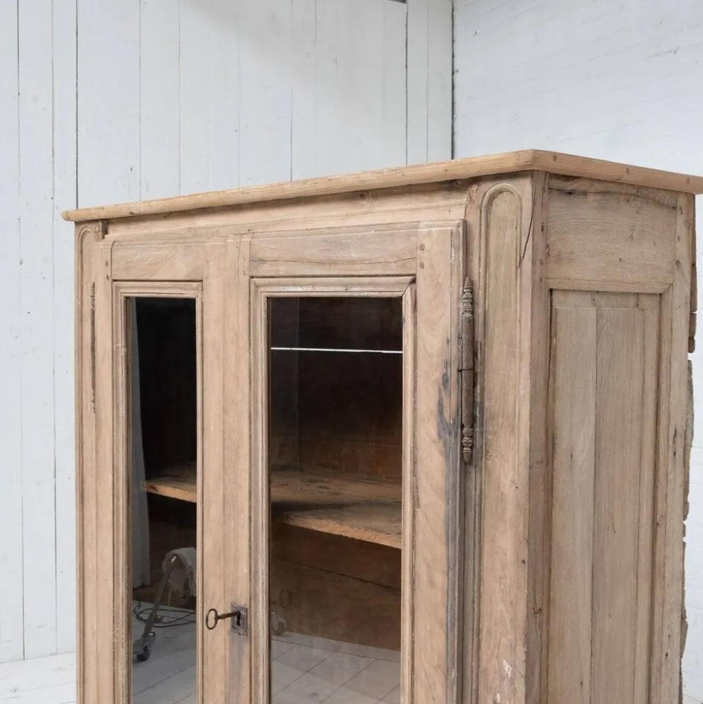 Vitrine en noyer à deux portes, 1880