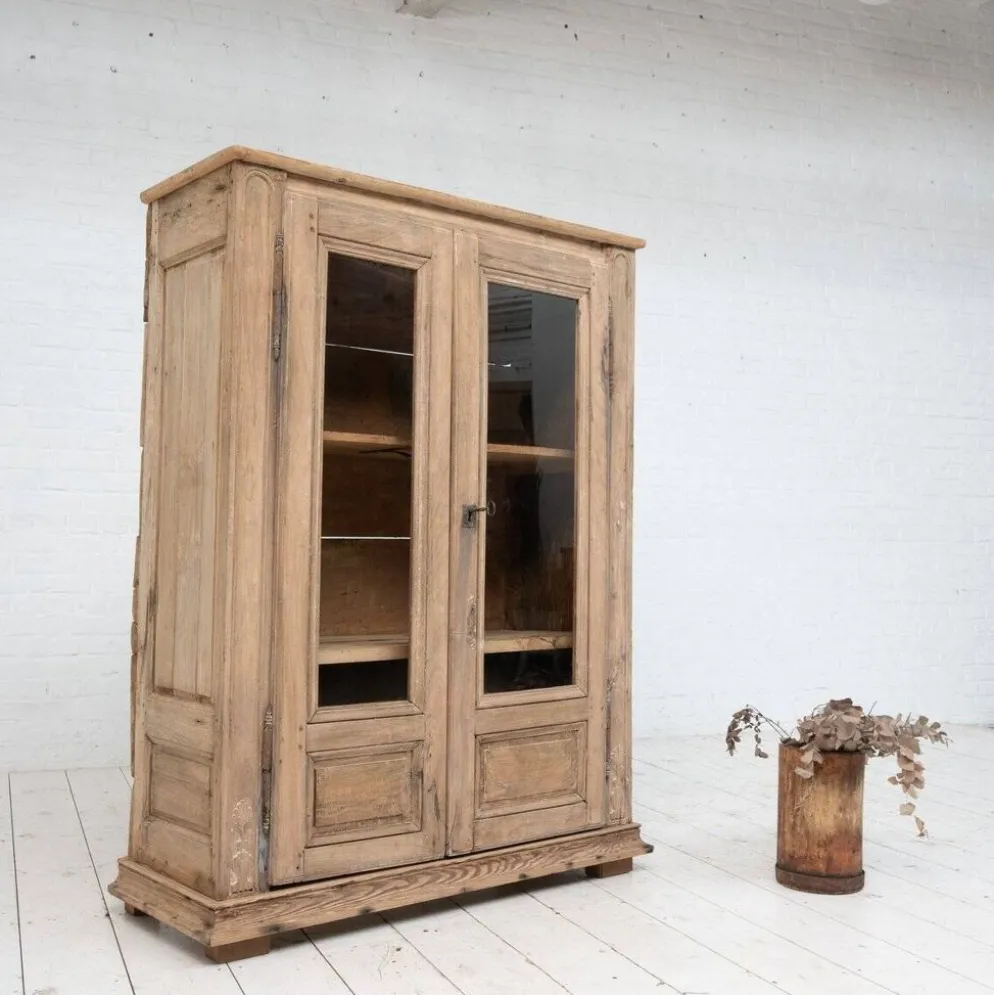 Vitrine en noyer à deux portes, 1880