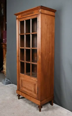 Vitrine en Noyer, style Louis XVI – Début XXe