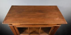Vitrine en Noyer, style Louis XVI – Début XXe