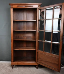 Vitrine en Noyer, style Louis XVI – Début XXe