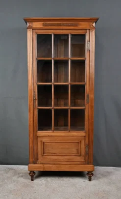 Vitrine en Noyer, style Louis XVI – Début XXe